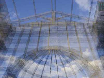 Una fittissima rete di fili metallici ha permesso infatti di disegnare nell�aria i lineamenti della chiesa, riproducendola con un effetto �etereo� e molto suggestivo